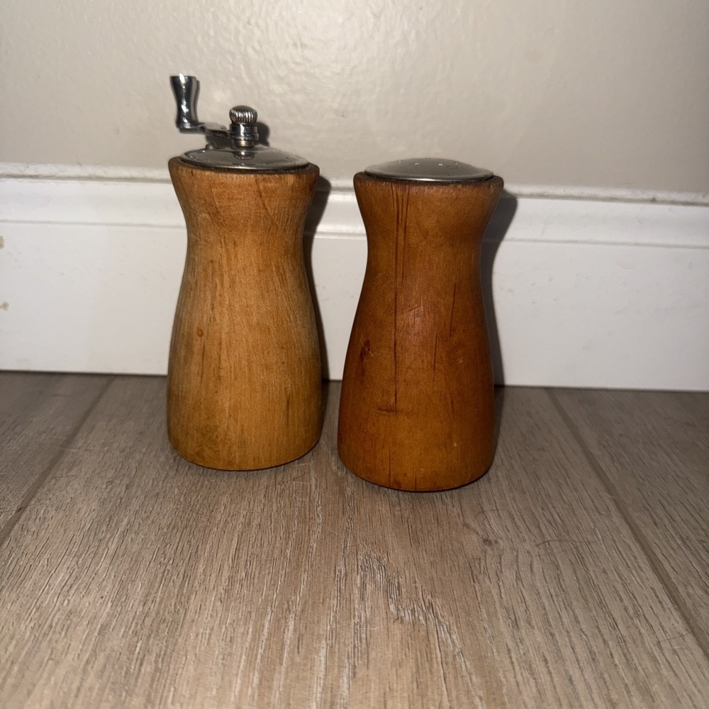 Vintage George S.Thompson wood salt and‎ pepper set made in California USA